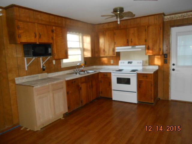 2776 Ridge Drive Nunnelly, TN 37137 - Photo 10 of 11 kitchen has range