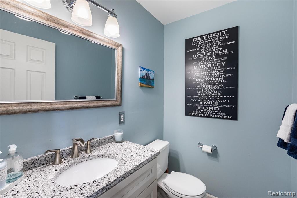 1202 Lakeview Drive Rochester Hills, MI 48306 - Photo 21 of 34