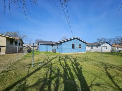 a view of a house with a backyard