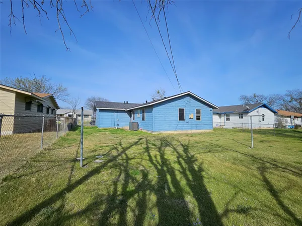 a view of a house with a backyard