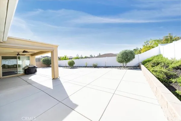 a view of a pathway along a building