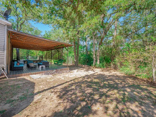 a view of a backyard