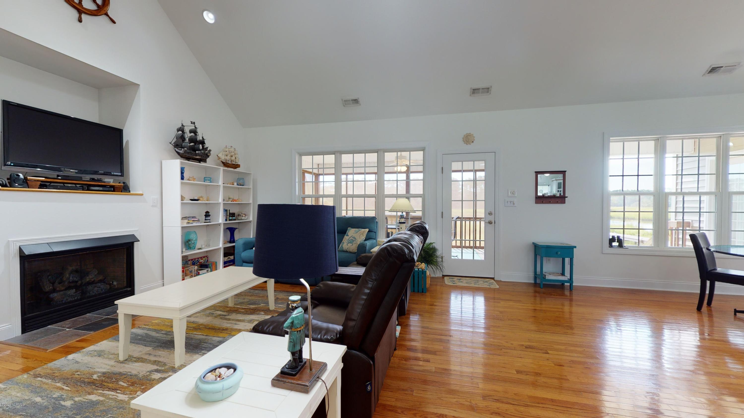 135 Heron Point Road Beaufort, NC 28516 - Photo 10 of 60 Living Room