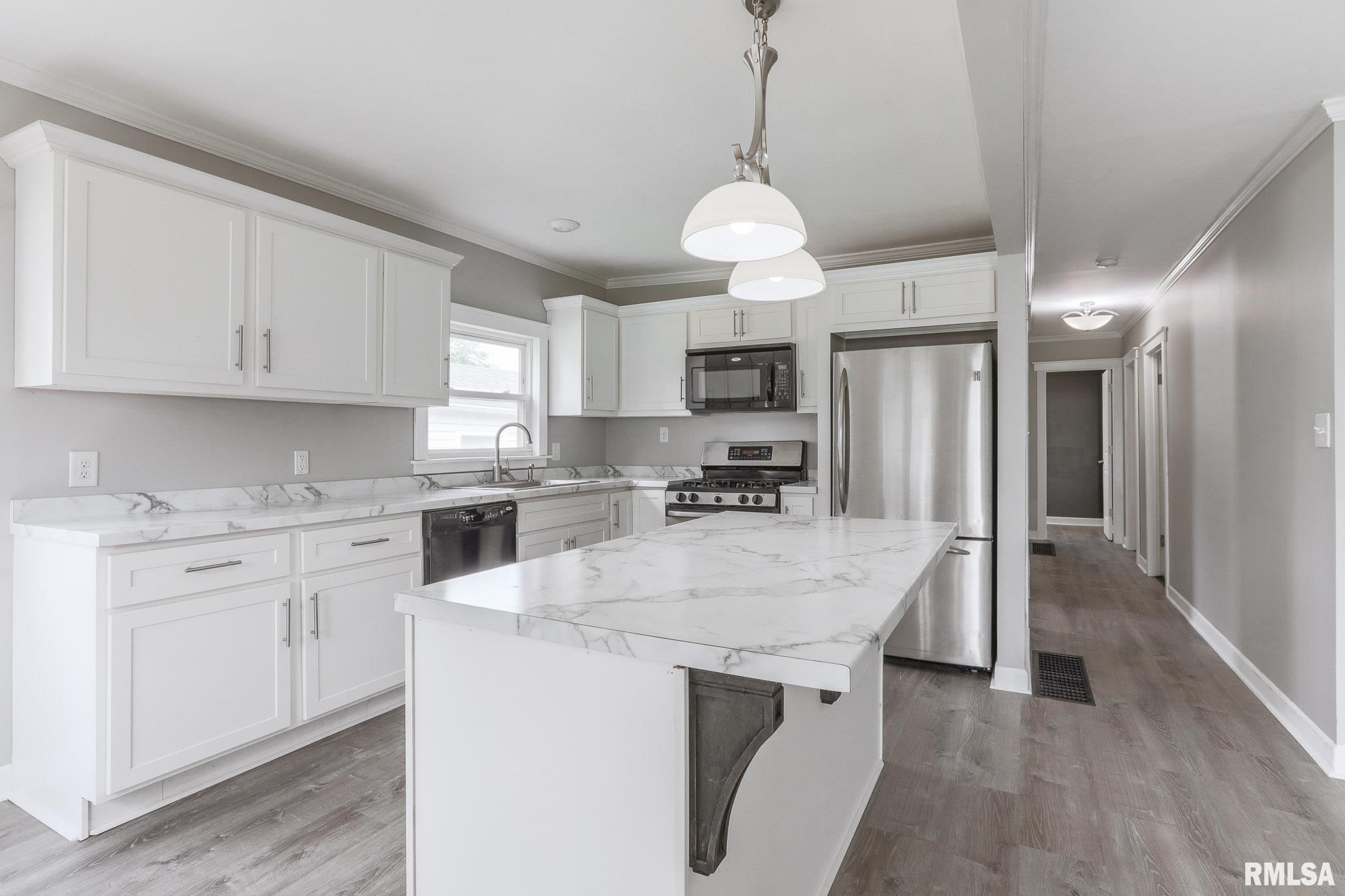 212 Albert Street Washington, IL 61571 - Photo 3 of 19