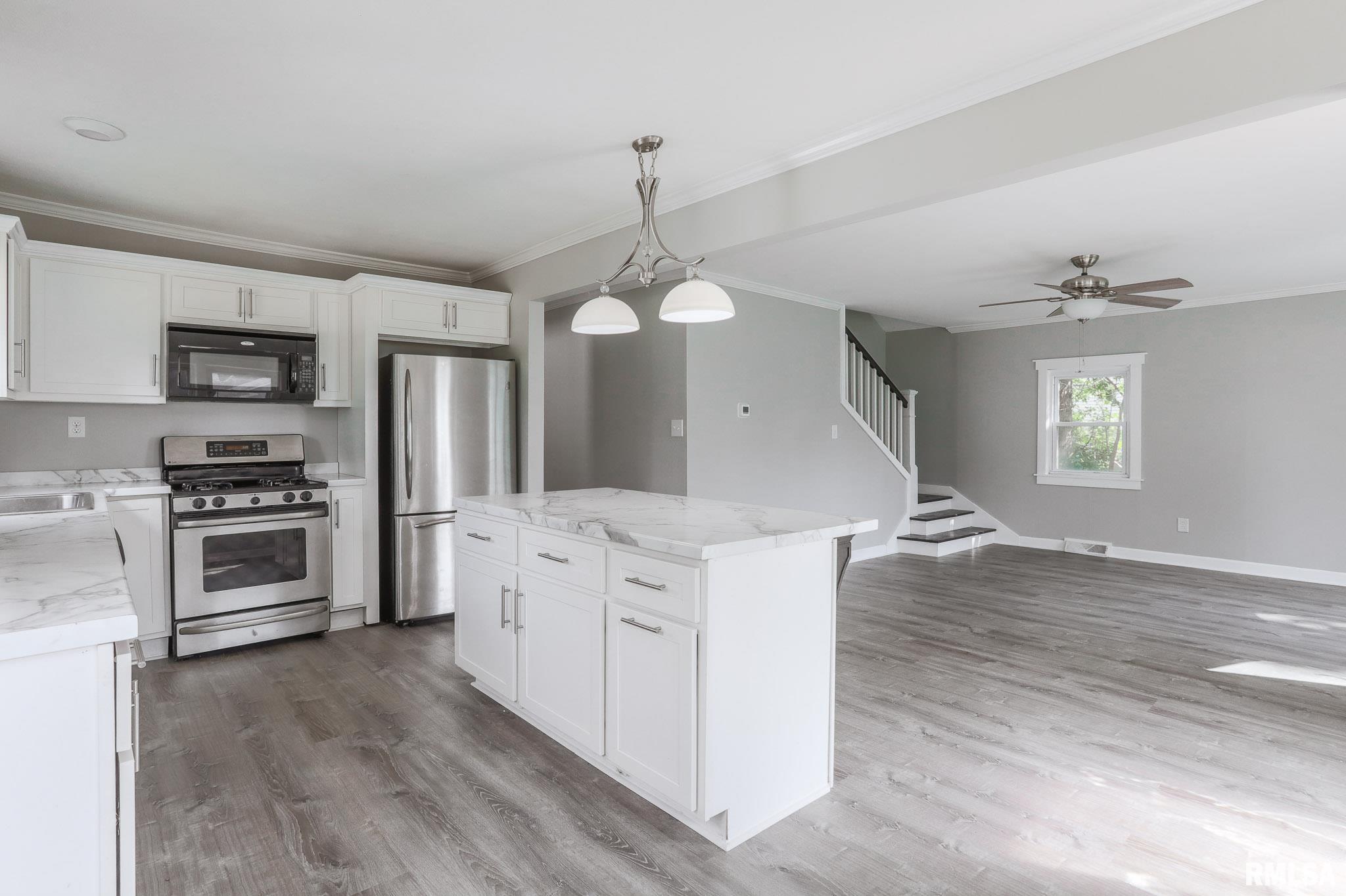 212 Albert Street Washington, IL 61571 - Photo 4 of 19