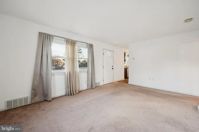 $2,400 | 610 Lee Avenue, Beverly, NJ 08010