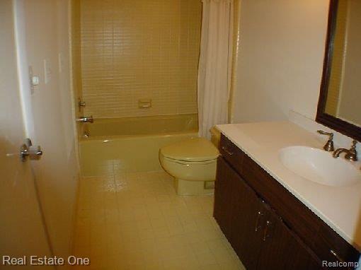 23169 Farmington Road, Unit 46 Farmington, MI 48336 - Photo 13 of 25 1st floor full bath