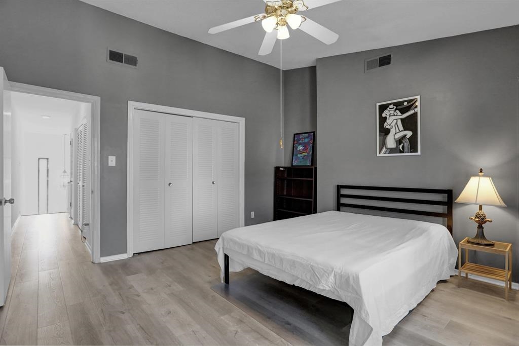 433 South Perkins Road, Unit 433 Memphis, TN 38117 - Photo 13 of 21 a bedroom with a large bed and a chandelier