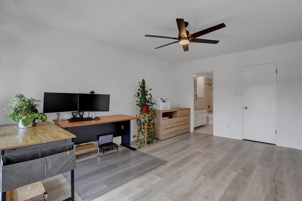 433 South Perkins Road, Unit 433 Memphis, TN 38117 - Photo 14 of 21 a workspace with a table and a couch