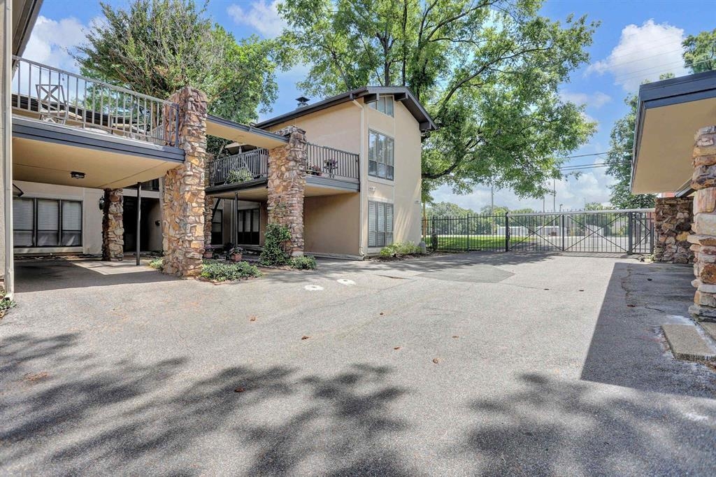 433 South Perkins Road, Unit 433 Memphis, TN 38117 - Photo 18 of 21 a view of a street with houses