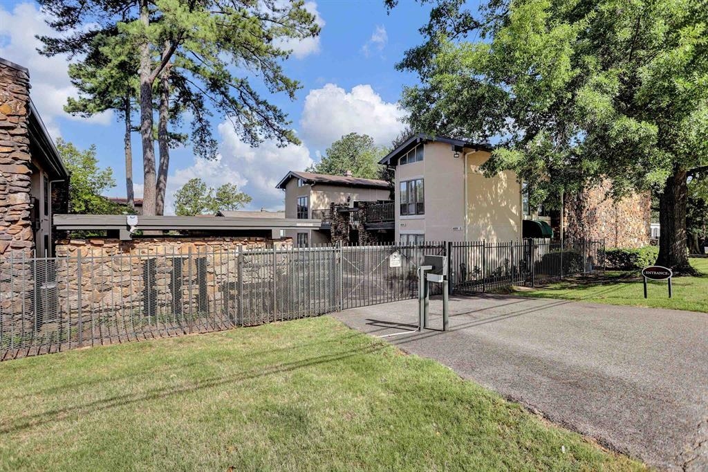 433 South Perkins Road, Unit 433 Memphis, TN 38117 - Photo 20 of 21 a view of outdoor space and patio