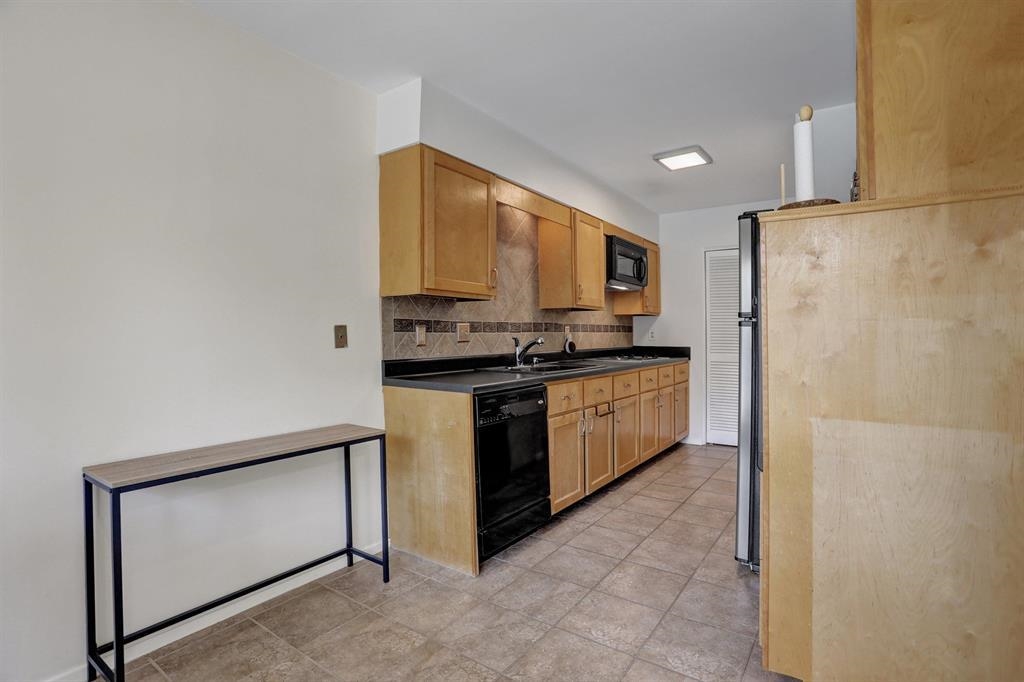 433 South Perkins Road, Unit 433 Memphis, TN 38117 - Photo 7 of 21 a kitchen with stainless steel appliances a refrigerator sink and cabinets