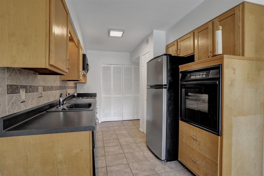 433 South Perkins Road, Unit 433 Memphis, TN 38117 - Photo 8 of 21 a kitchen with granite countertop a refrigerator and a stove