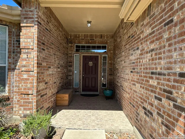 a view of entryway with a yard