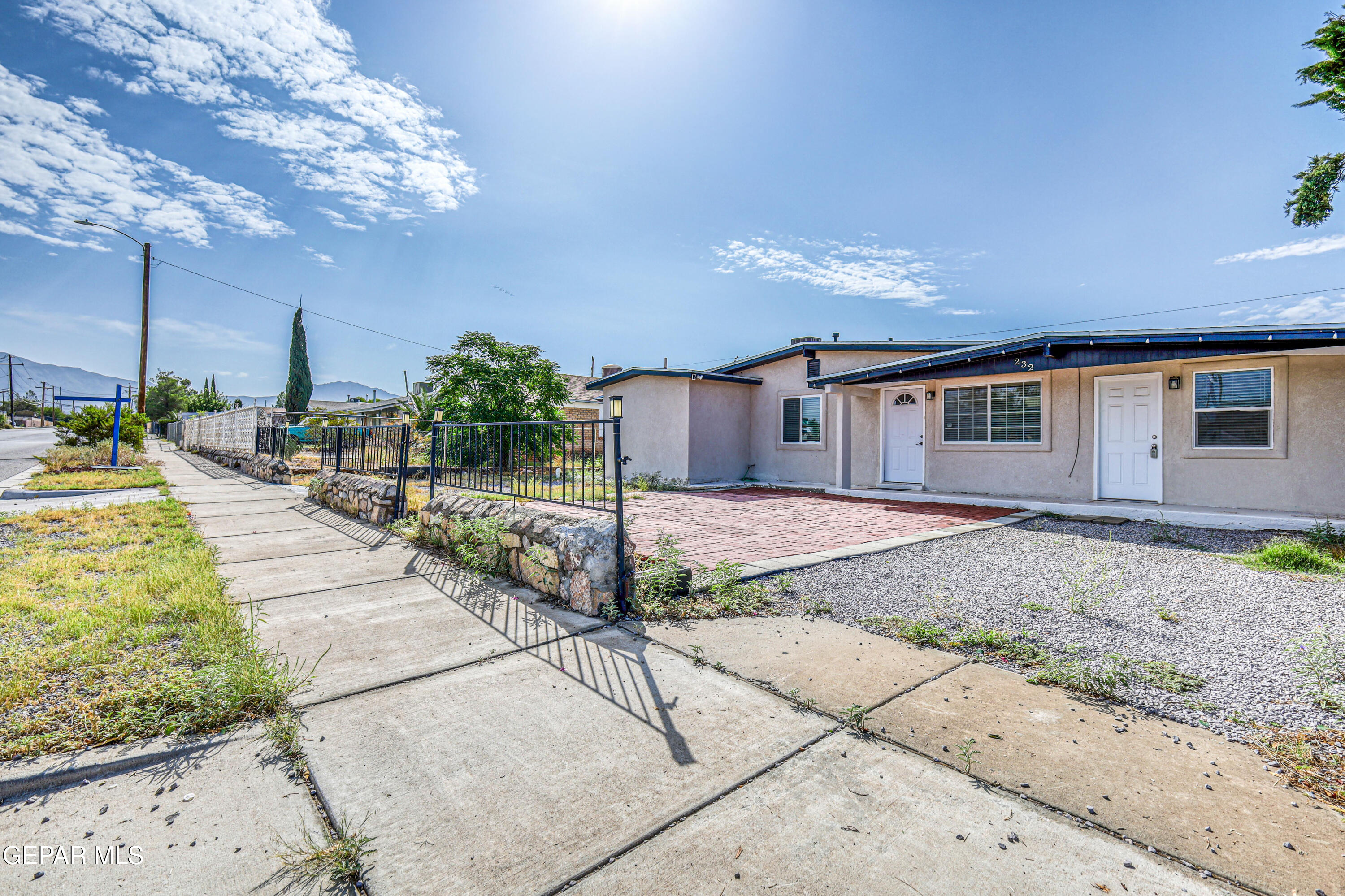 232 East Borderland Road El Paso, TX 79932 - Photo 2 of 32 5