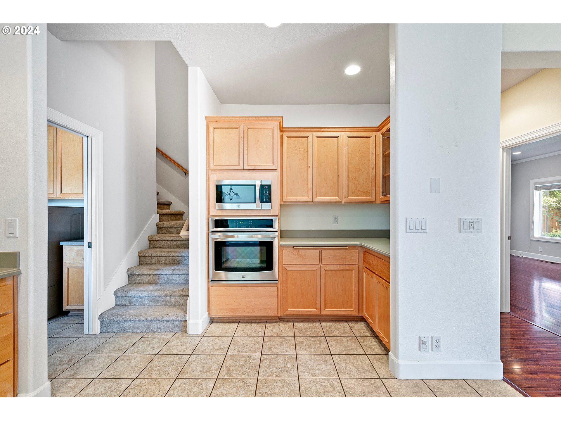 790 Old Orchard Lane Springfield, OR 97477 - Photo 19 of 46 a view of entryway with kitchen and sink