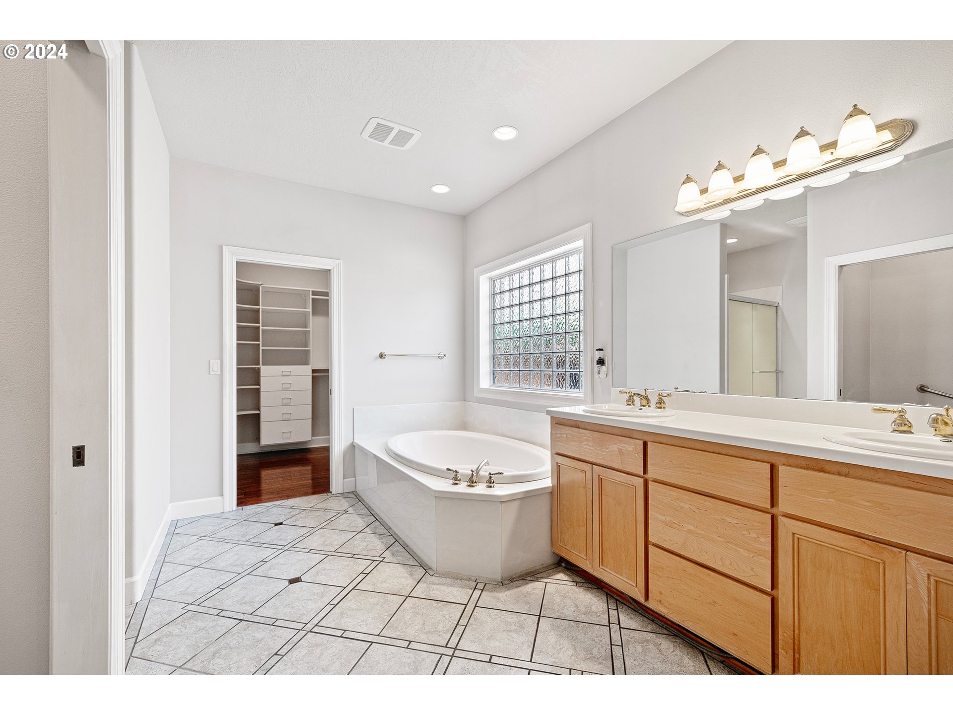 790 Old Orchard Lane Springfield, OR 97477 - Photo 32 of 46 a spacious bathroom with a double vanity sink a mirror and a bathtub