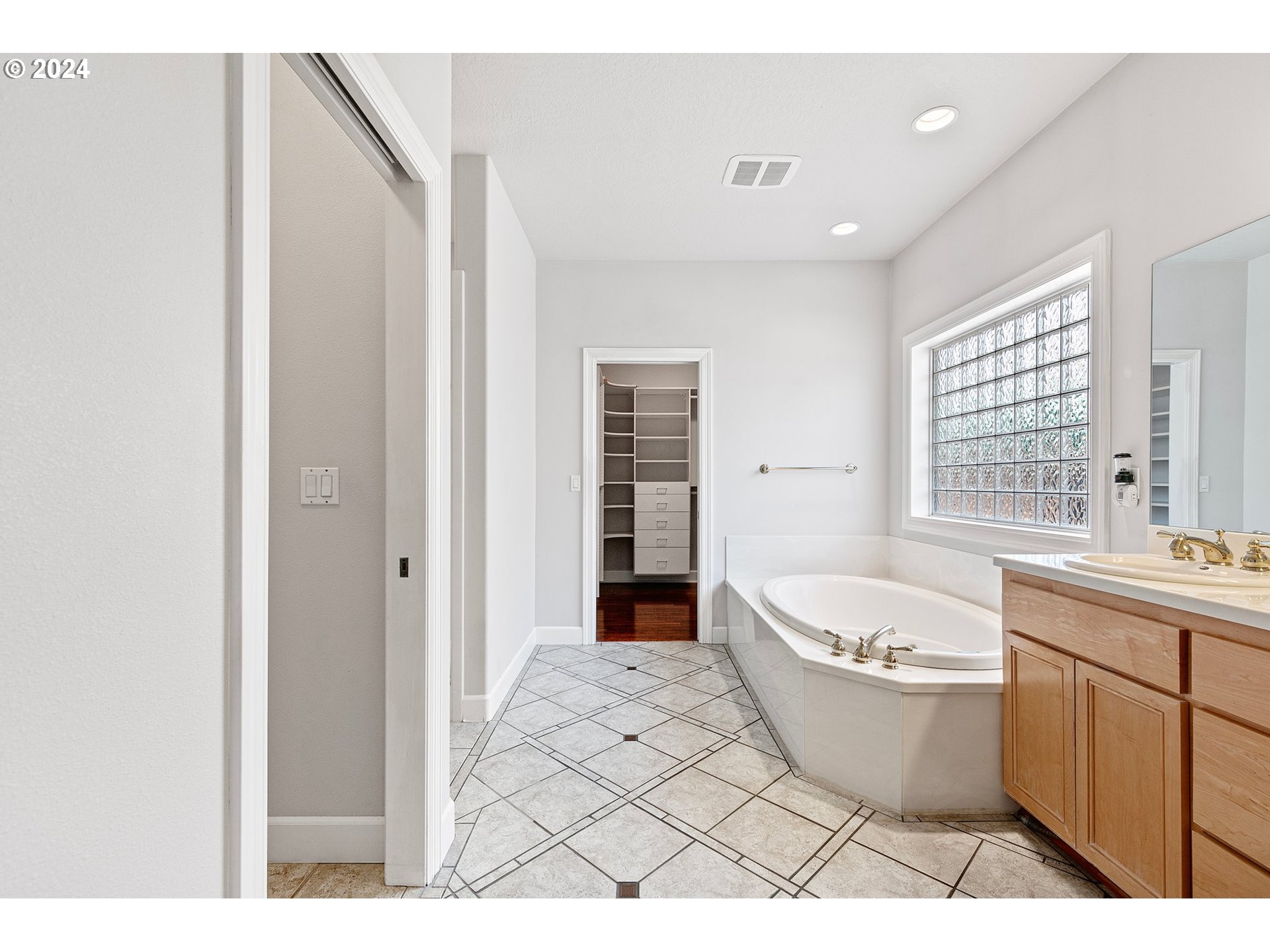 790 Old Orchard Lane Springfield, OR 97477 - Photo 33 of 46 a bathroom with a large tub a sink and a shower