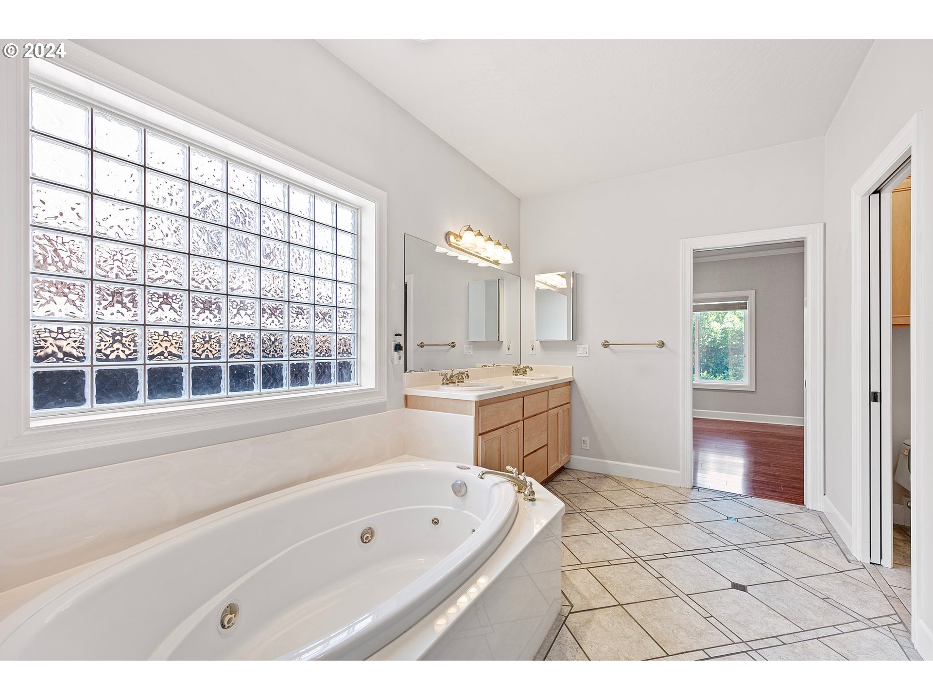 790 Old Orchard Lane Springfield, OR 97477 - Photo 34 of 46 a bathroom with a tub a sink and a large mirror
