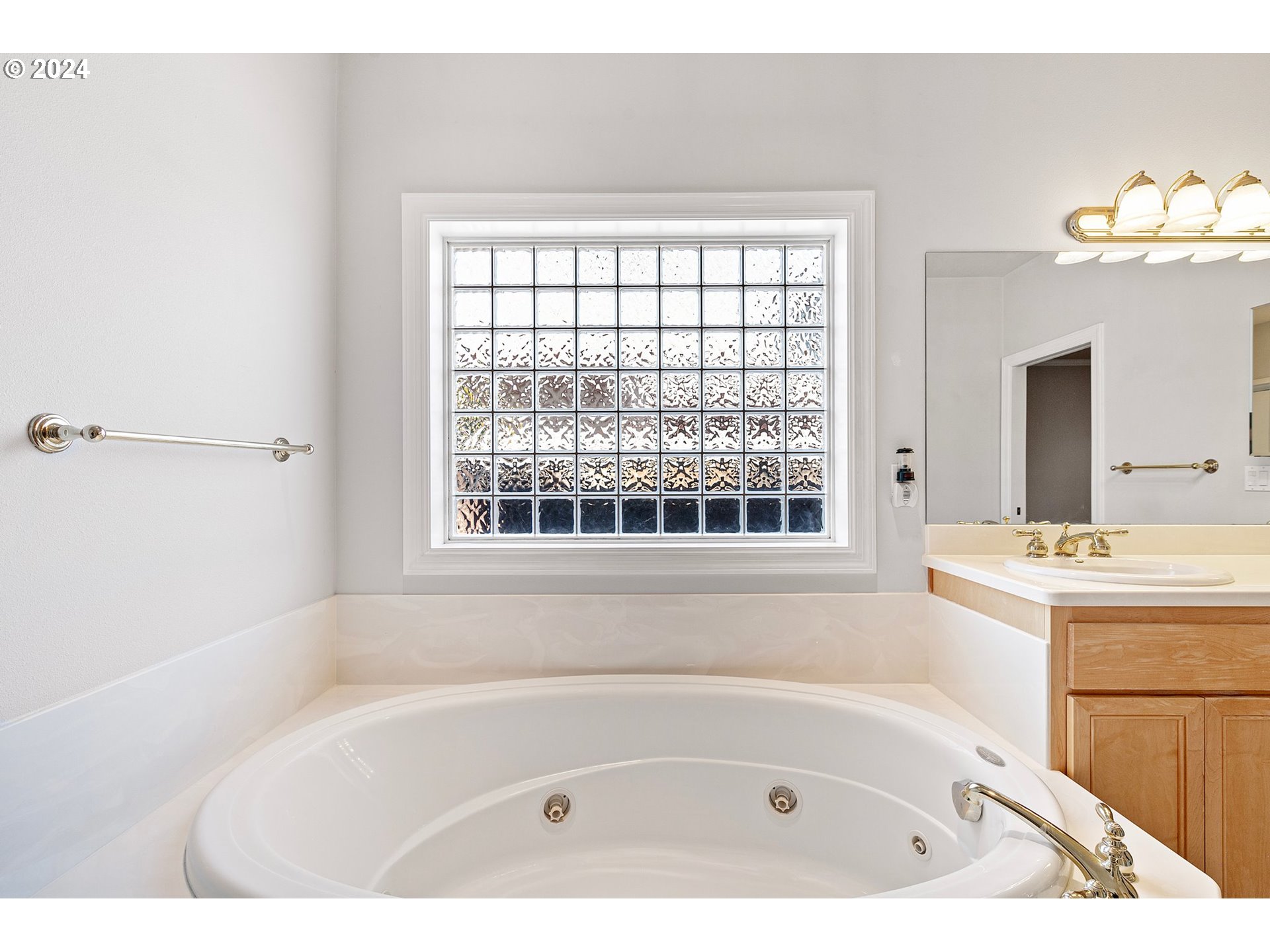 790 Old Orchard Lane Springfield, OR 97477 - Photo 35 of 46 a bathroom with a bathtub a sink a vanity and a window