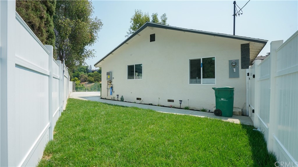 945 Oban Drive Los Angeles, CA 90065 - Photo 8 of 60 a front view of a house with a yard
