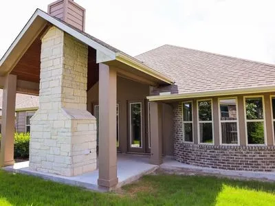 a view of house with backyard