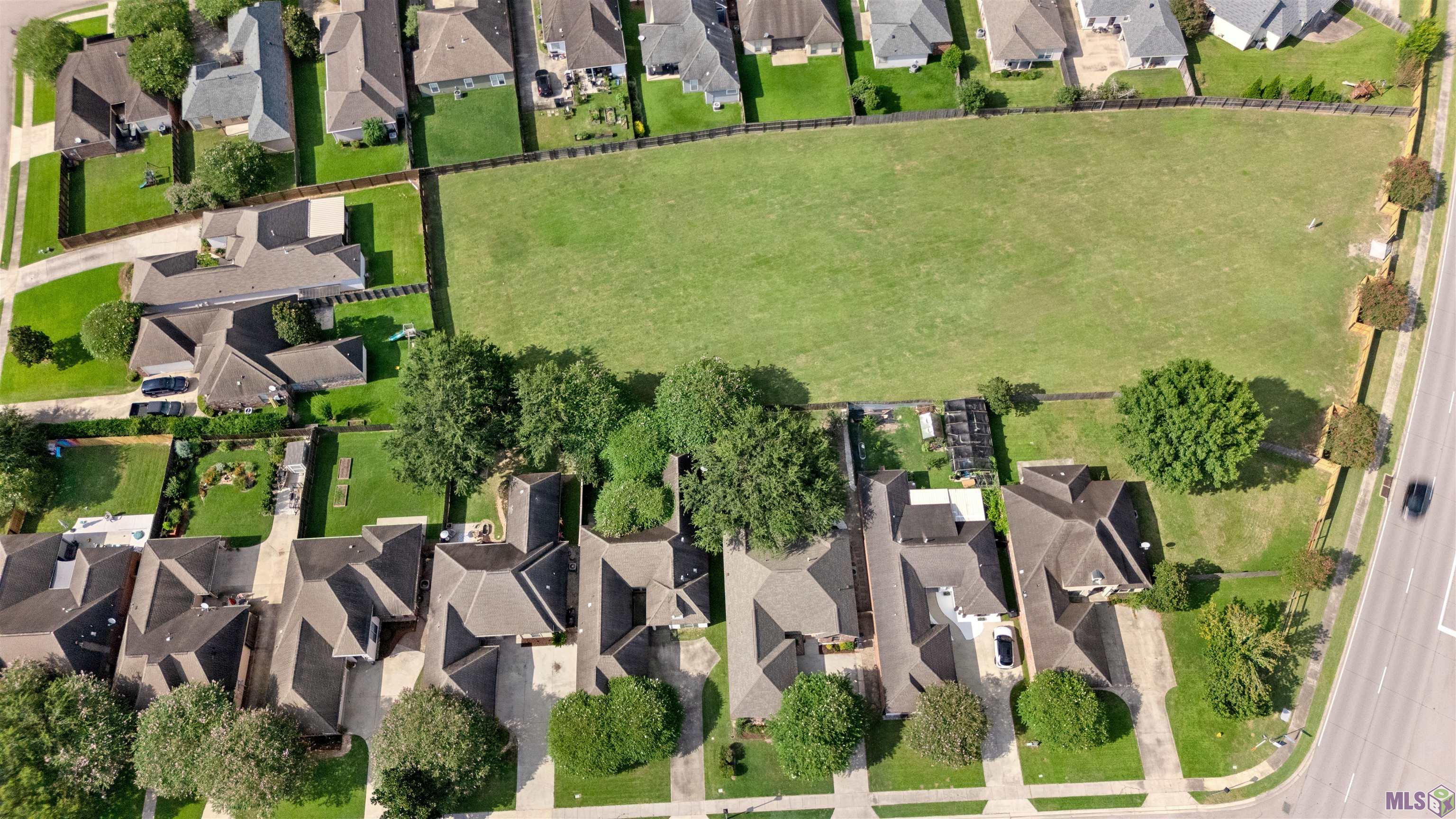 10341 Springtree Avenue Baton Rouge, LA 70810 - Photo 3 of 39 Common space behind the home to enjoy