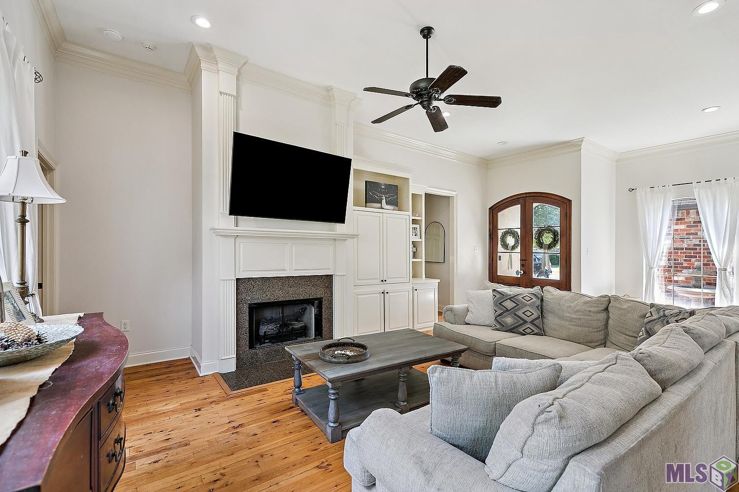 10341 Springtree Avenue Baton Rouge, LA 70810 - Photo 5 of 39 Living Room very open!