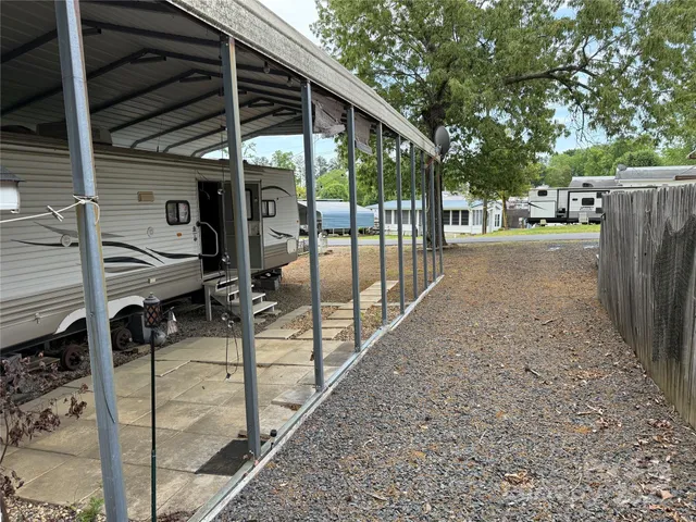 a view of a backyard
