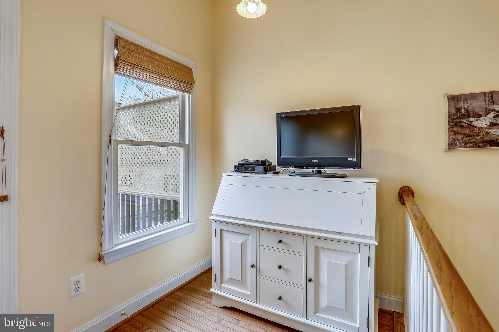 362 Hart Road Gaithersburg, MD 20878 - Photo 20 of 58 Office Nook off of Kitchen area