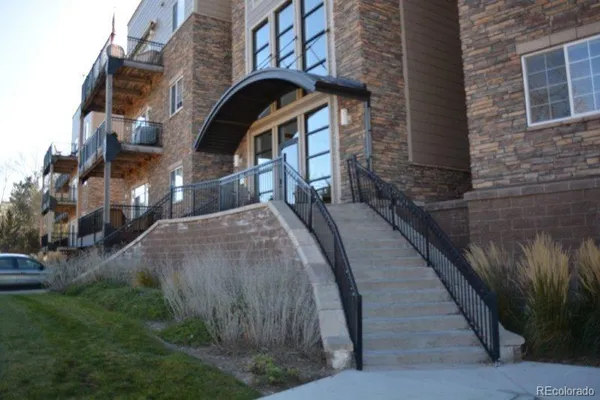 a view of entryway with a yard