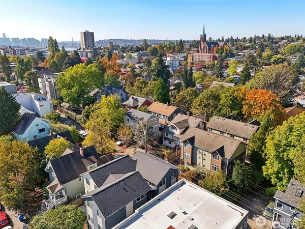 $999,900 | 5255 Brooklyn Avenue Northeast, Seattle, WA 98105