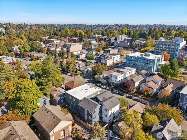 $999,900 | 5255 Brooklyn Avenue Northeast, Seattle, WA 98105