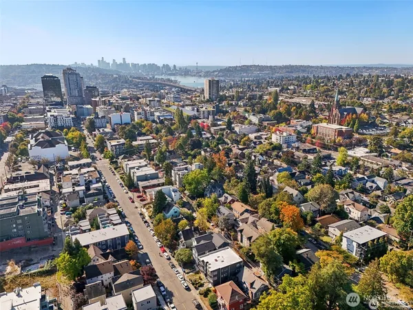 $999,900 | 5255 Brooklyn Avenue Northeast, Seattle, WA 98105