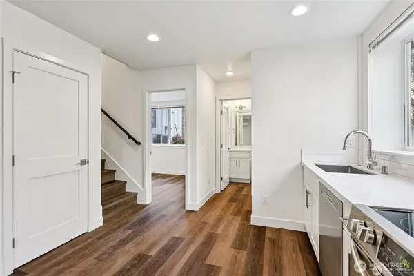 $999,900 | 5255 Brooklyn Avenue Northeast, Seattle, WA 98105