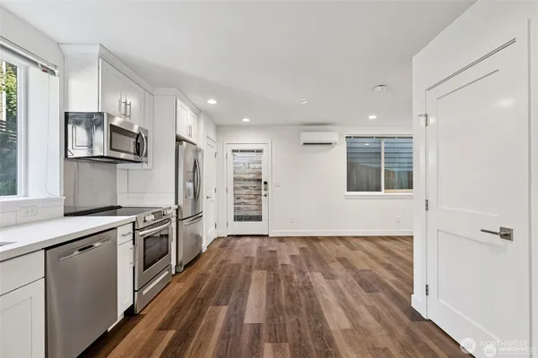 $999,900 | 5255 Brooklyn Avenue Northeast, Seattle, WA 98105