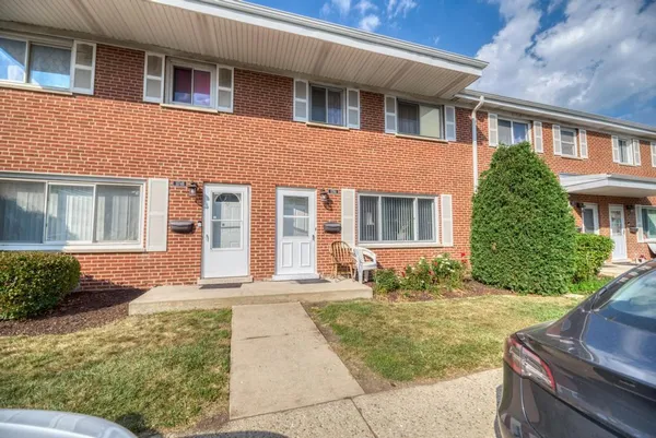 $279,000 | 1176 North Boxwood Drive, Unit A, Mount Prospect, IL 60056
