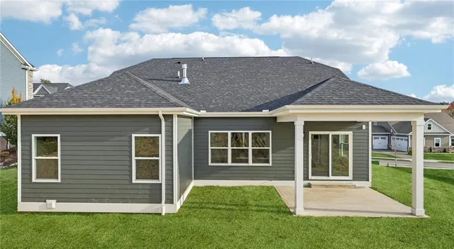 a view of a house with backyard