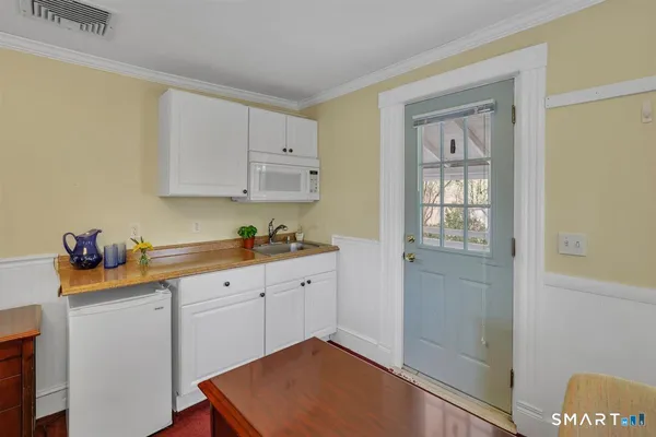 $2,000 | 36 School Street, Glastonbury, CT 06033