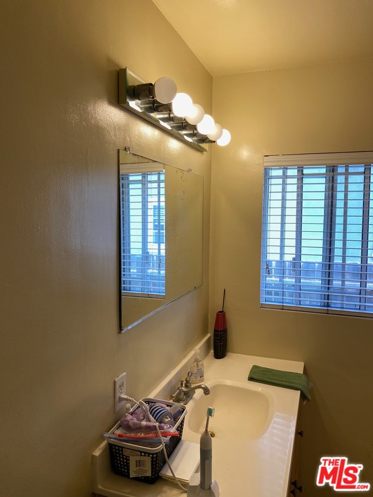 10712 Shellyfield Road Downey, CA 90241 - Photo 12 of 29 Gallery Image 12