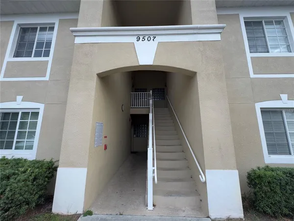 $1,700 | 9507 Amberdale Court, Unit 201, Riverview, FL 33578