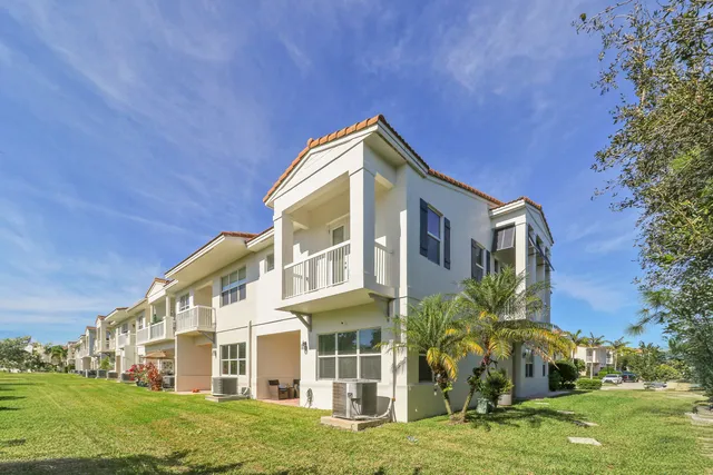 $880,000 | 100 Northwest 69th Circle, Unit 71, Boca Raton, FL 33487