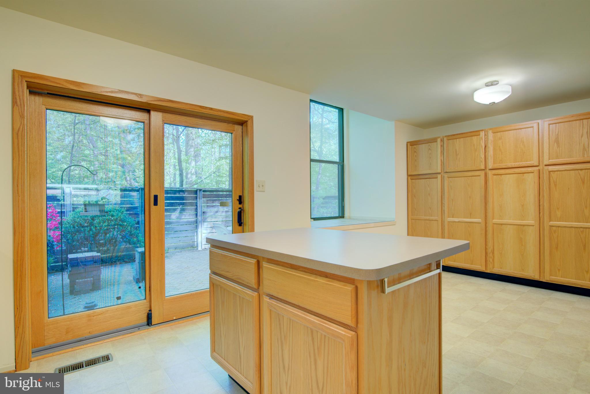 11500 Sunder Court Reston, VA 20190 - Photo 15 of 40 Movable kitchen island