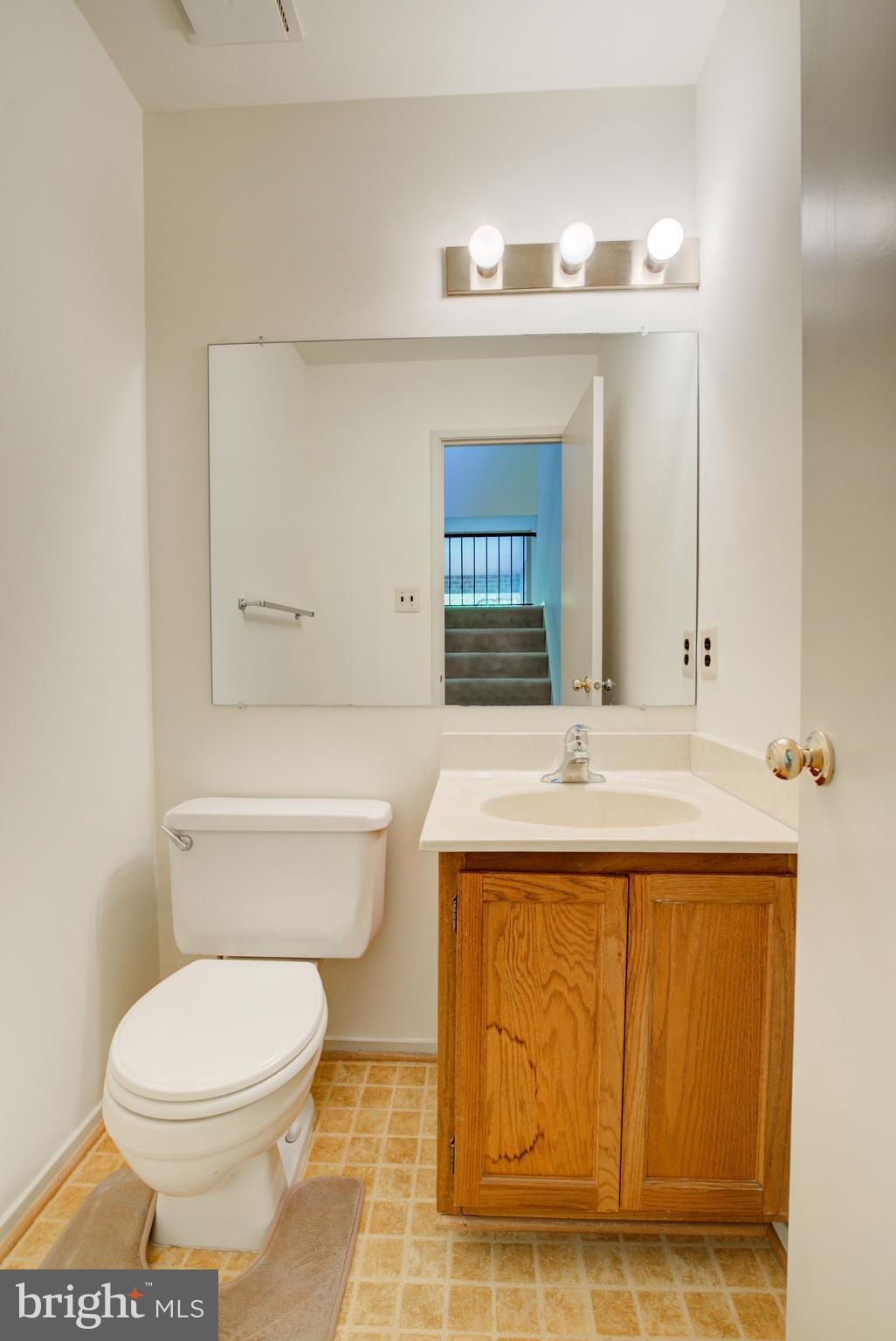 11500 Sunder Court Reston, VA 20190 - Photo 31 of 40 Upper hall bathroom