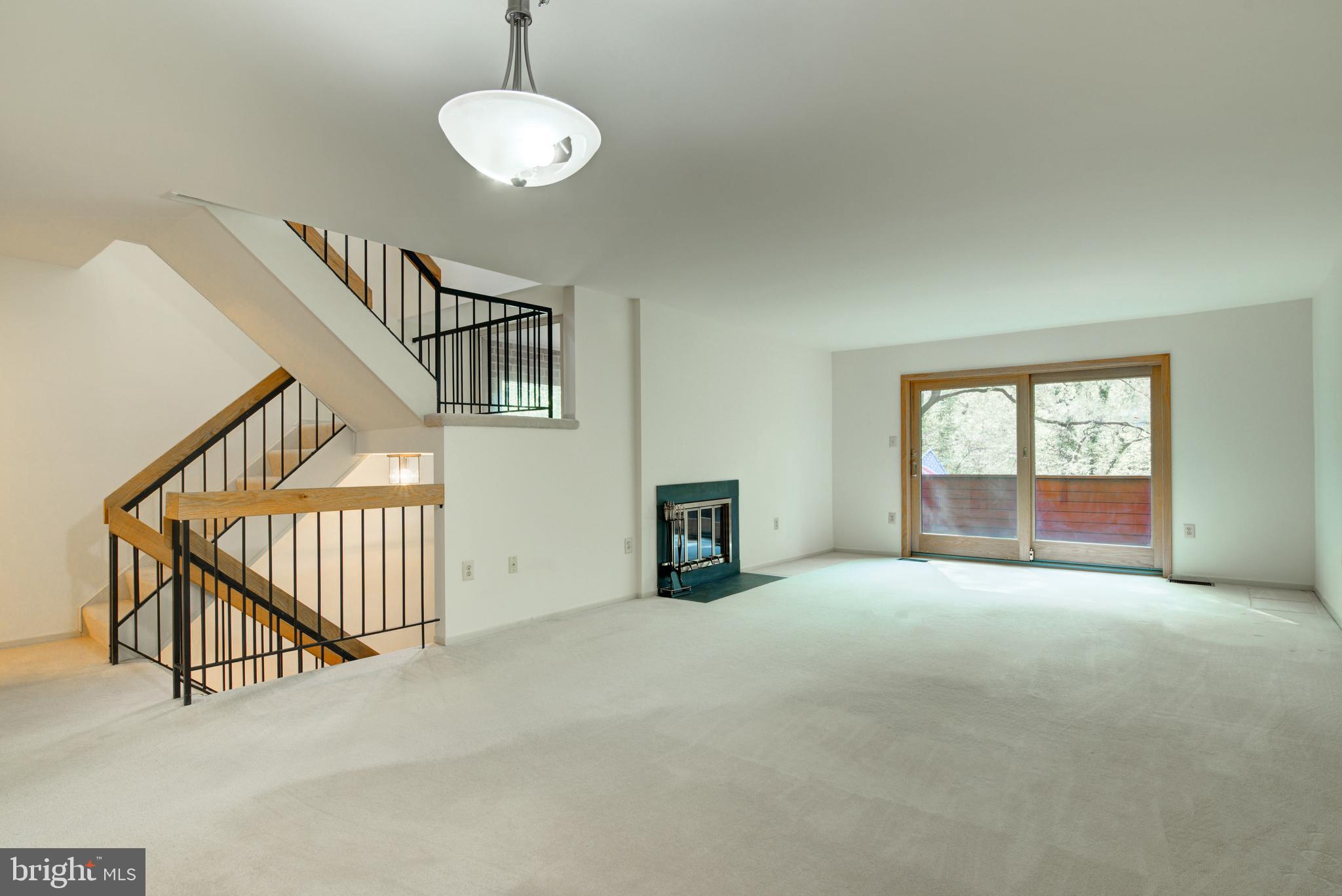 11500 Sunder Court Reston, VA 20190 - Photo 8 of 40 Dining Room/Living room at front of the houusue