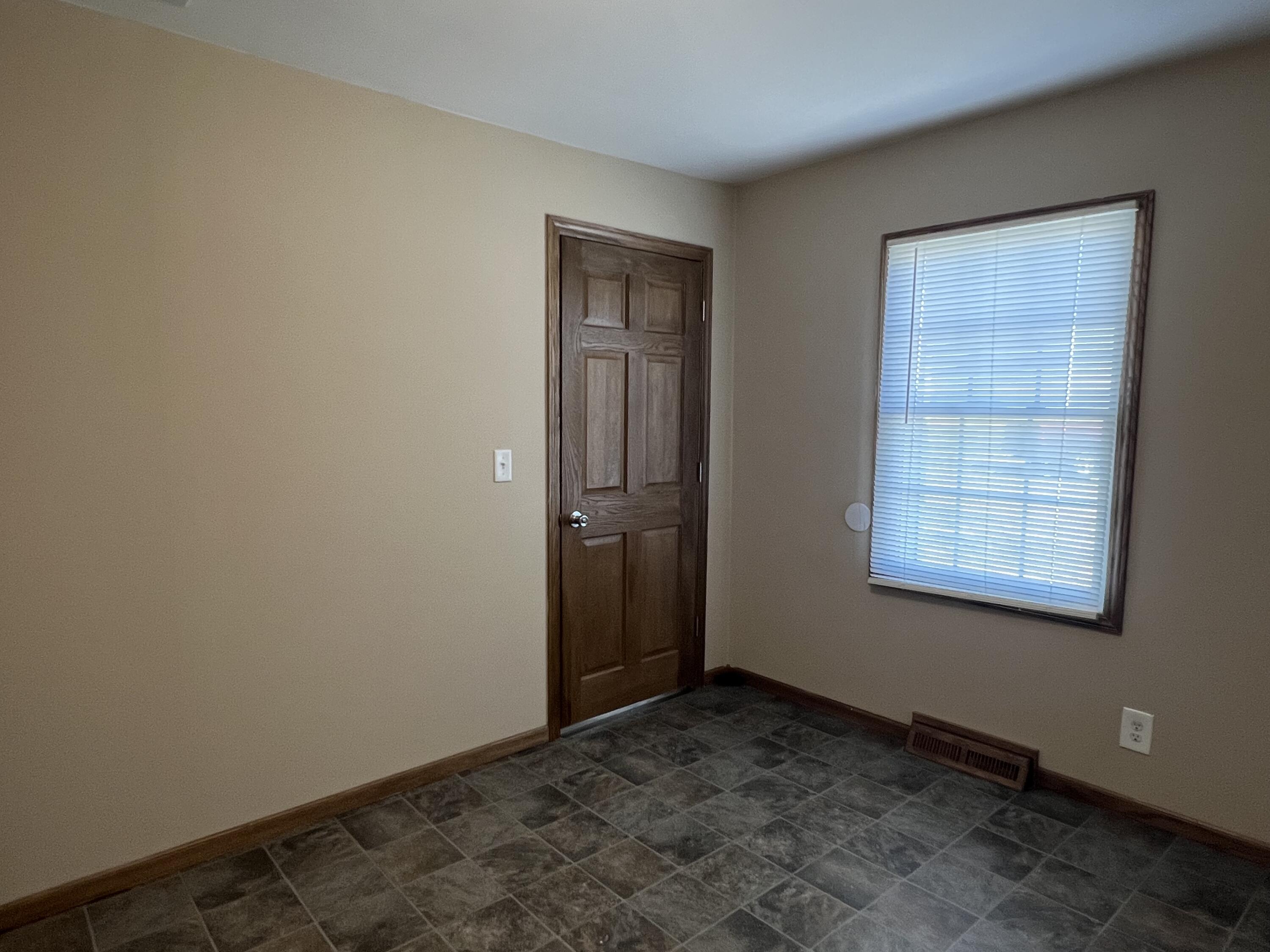 652 South State Street Hobart, IN 46342 - Photo 12 of 14 3000x2250