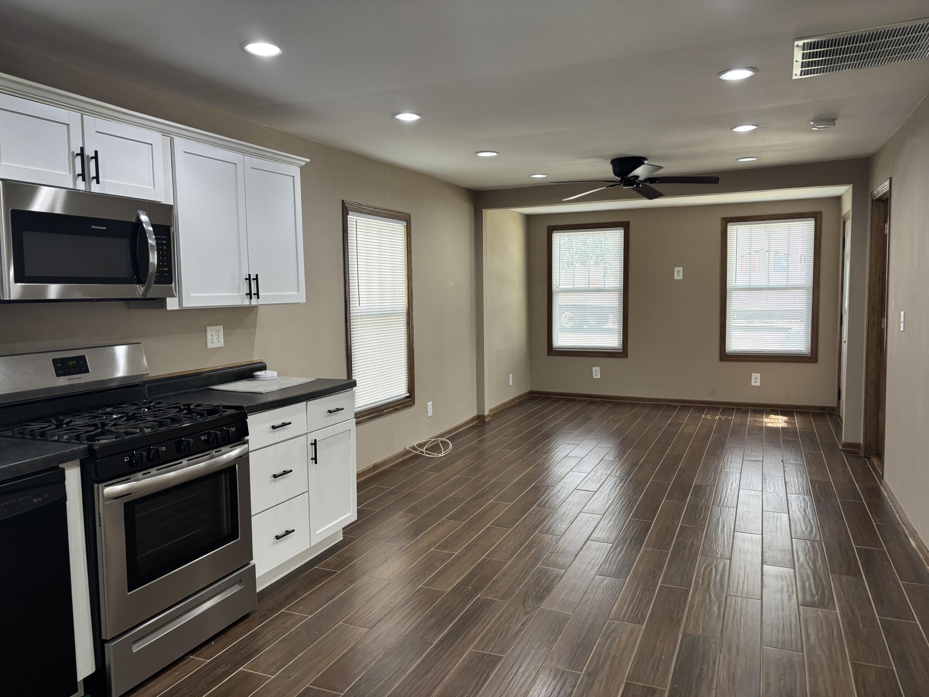 652 South State Street Hobart, IN 46342 - Photo 7 of 14 3000x2250