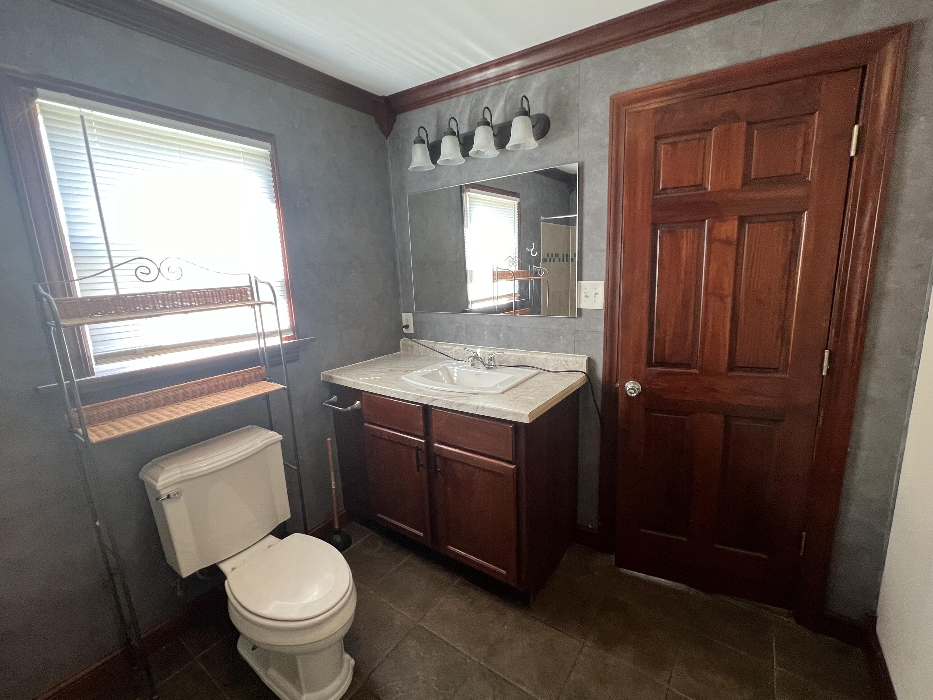 652 South State Street Hobart, IN 46342 - Photo 8 of 14 3000x2250