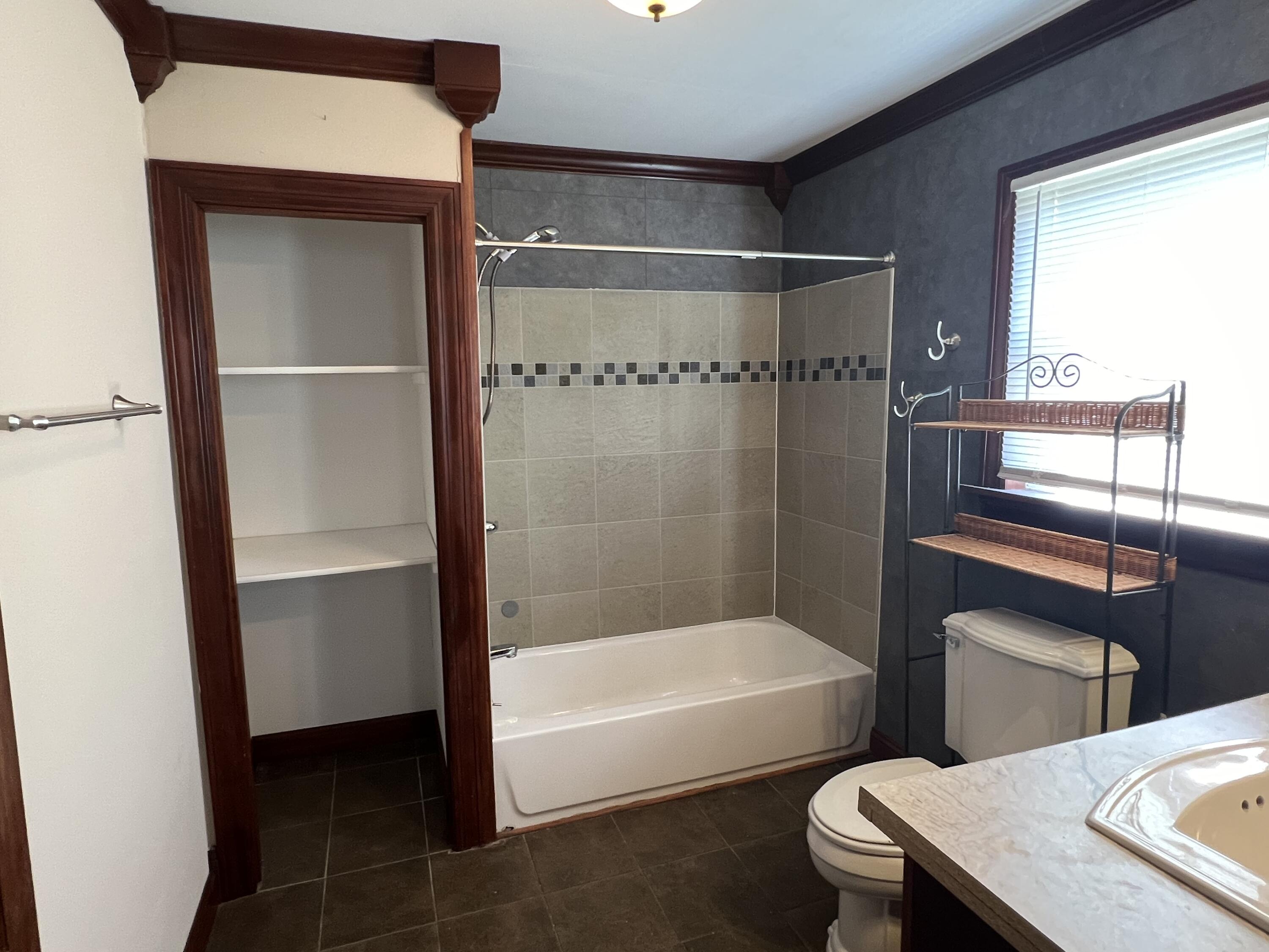 652 South State Street Hobart, IN 46342 - Photo 9 of 14 3000x2250