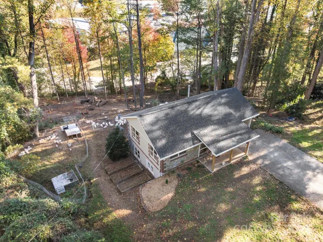 a view of residential houses with yard and trees